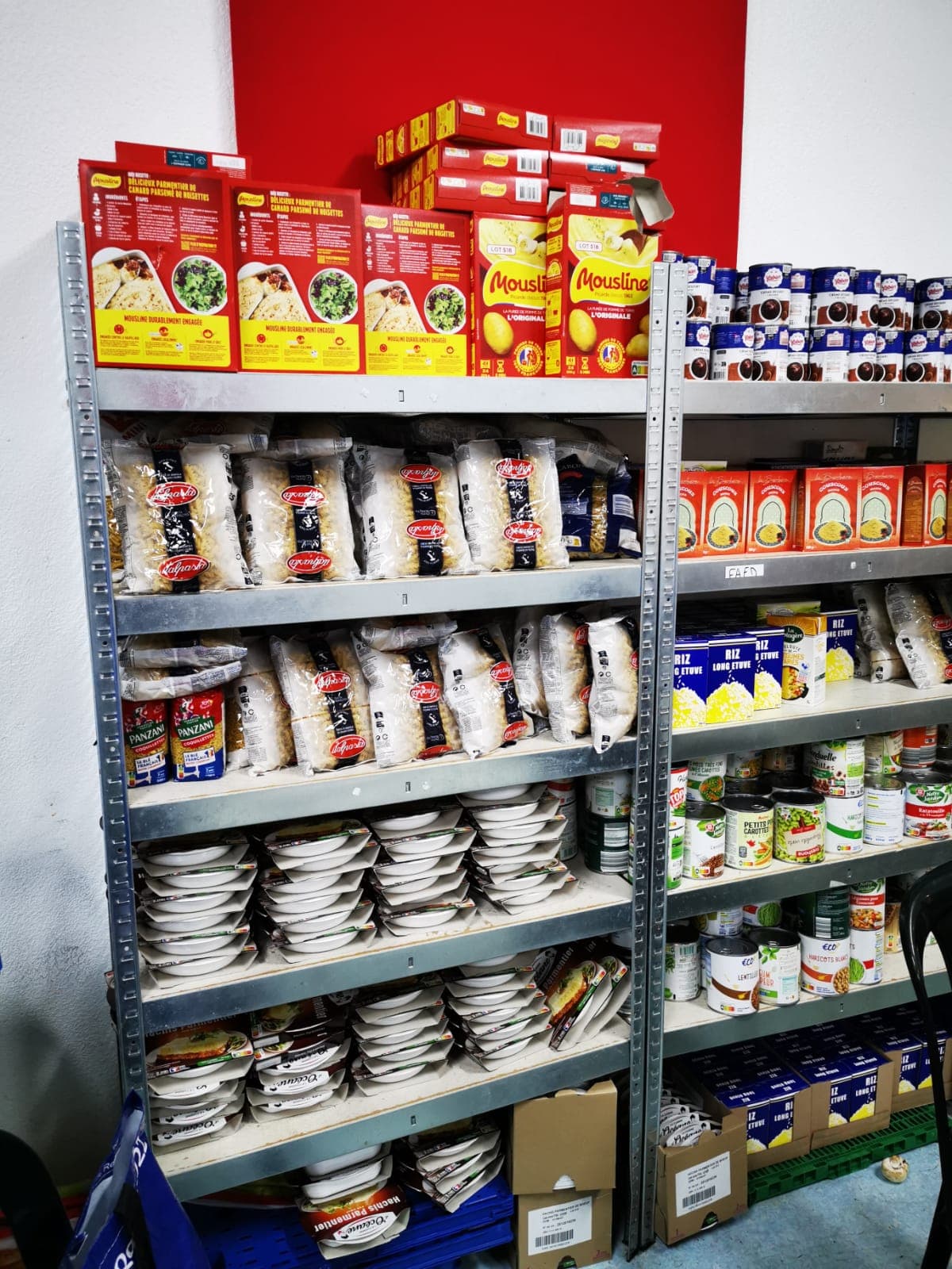 Caisses bleues remplies de légumes frais prêtes pour la distribution