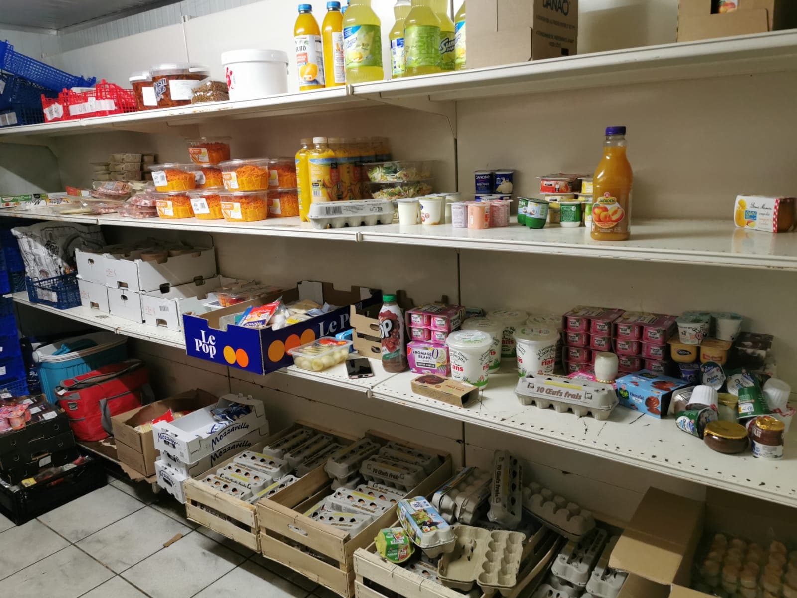 Rayonnage de produits secs — pâtes, riz, conserves