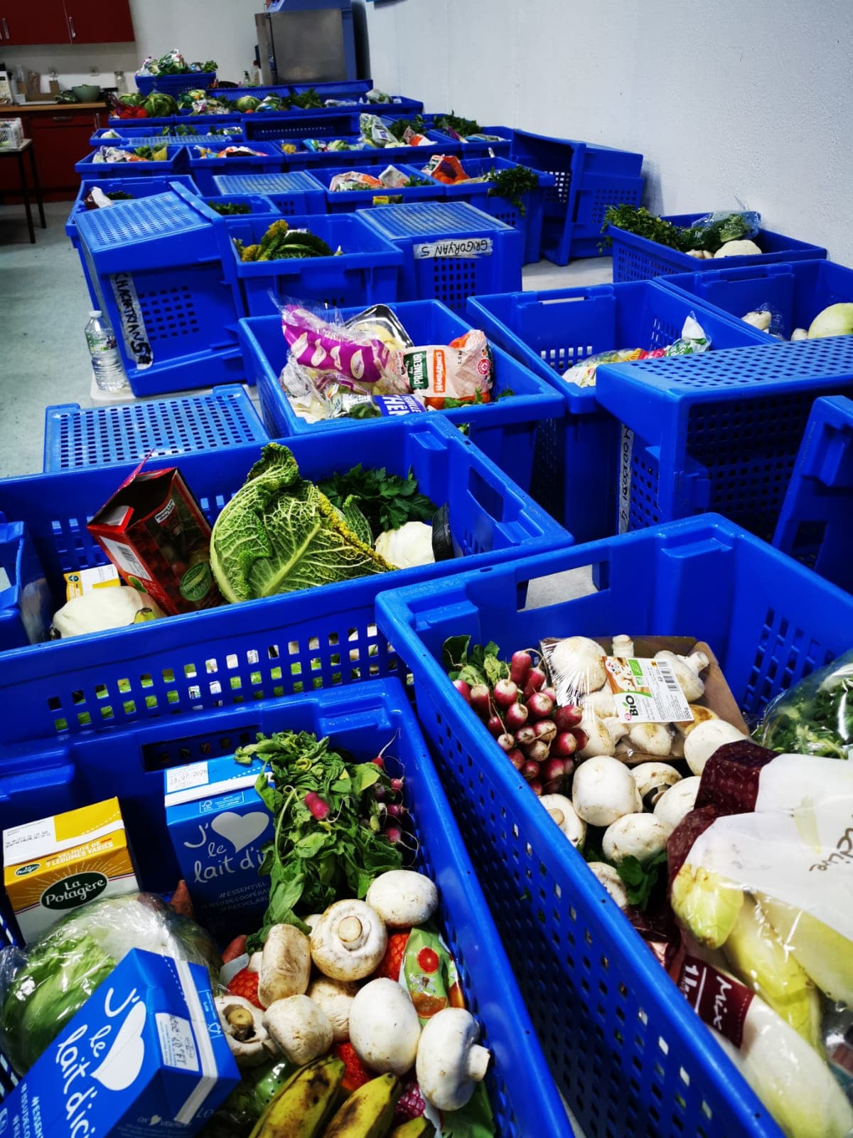 Bénévoles en train de préparer les colis alimentaires